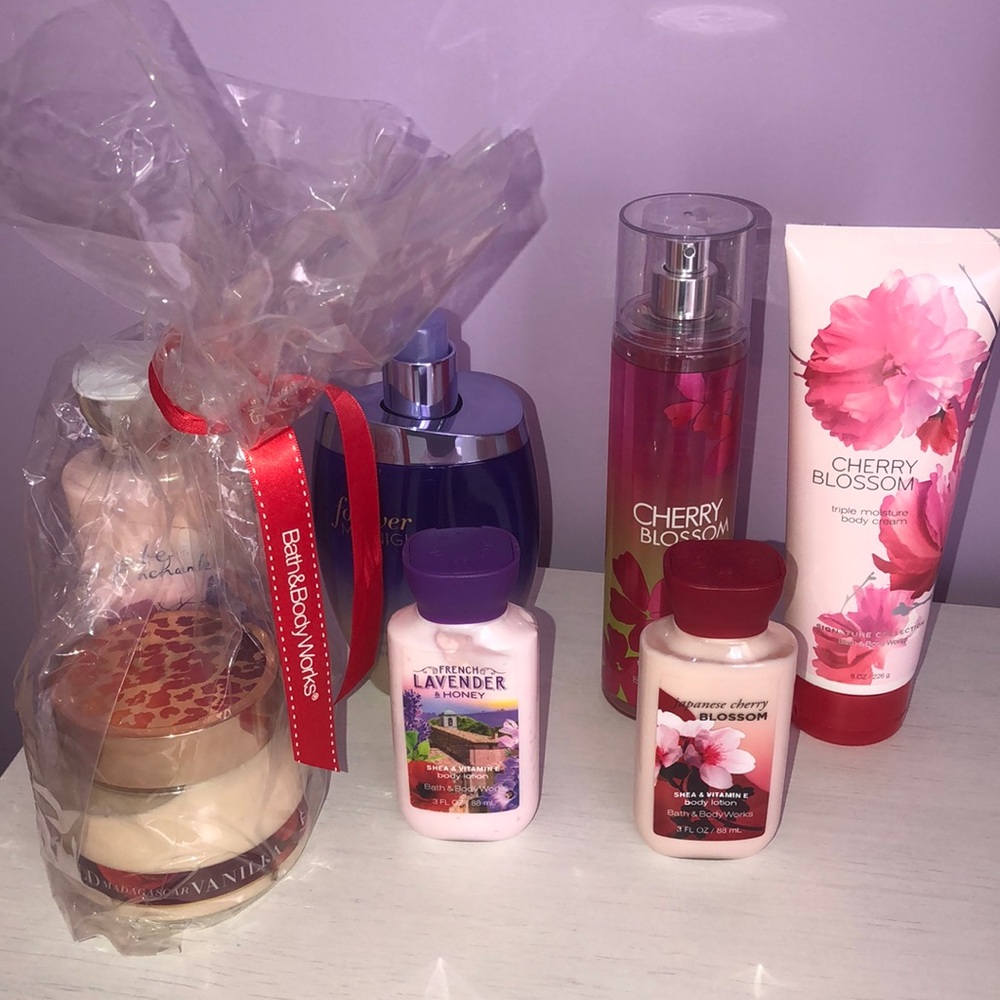 BRAND NEW BATH AND BODYWORKS BUNDLE